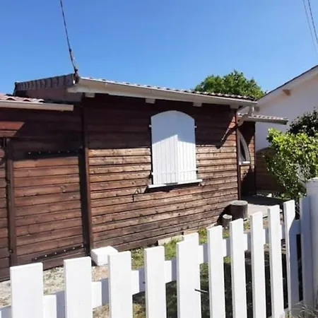 Hourtin Charmant Chalet Avec Salon De Jardin Exterior photo
