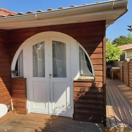 Hourtin Charmant Chalet Avec Salon De Jardin Exterior photo