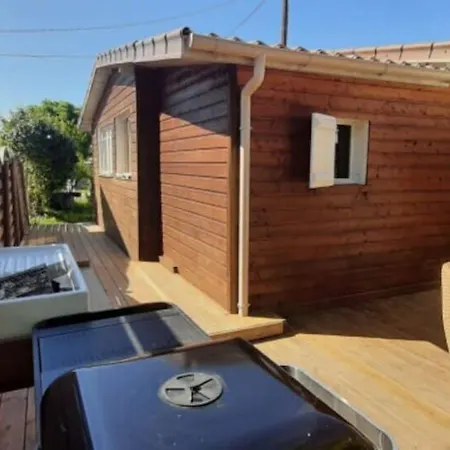 Hourtin Charmant Chalet Avec Salon De Jardin Exterior photo