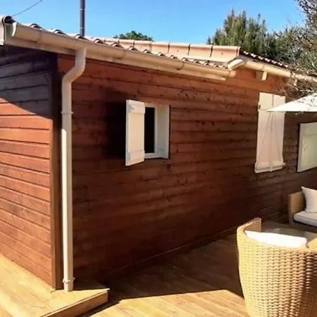 Hourtin Charmant Chalet Avec Salon De Jardin Exterior photo